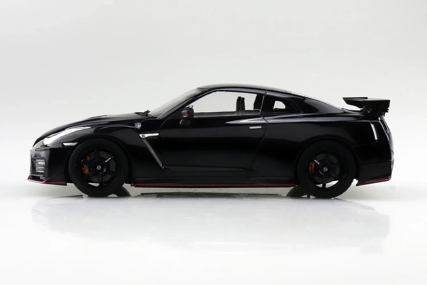 Aoshima Snap Kit 05-MB R35 Nissan GT-R Nismo 2017 Meteor Flake Black Pearl 1/24 Model Kit