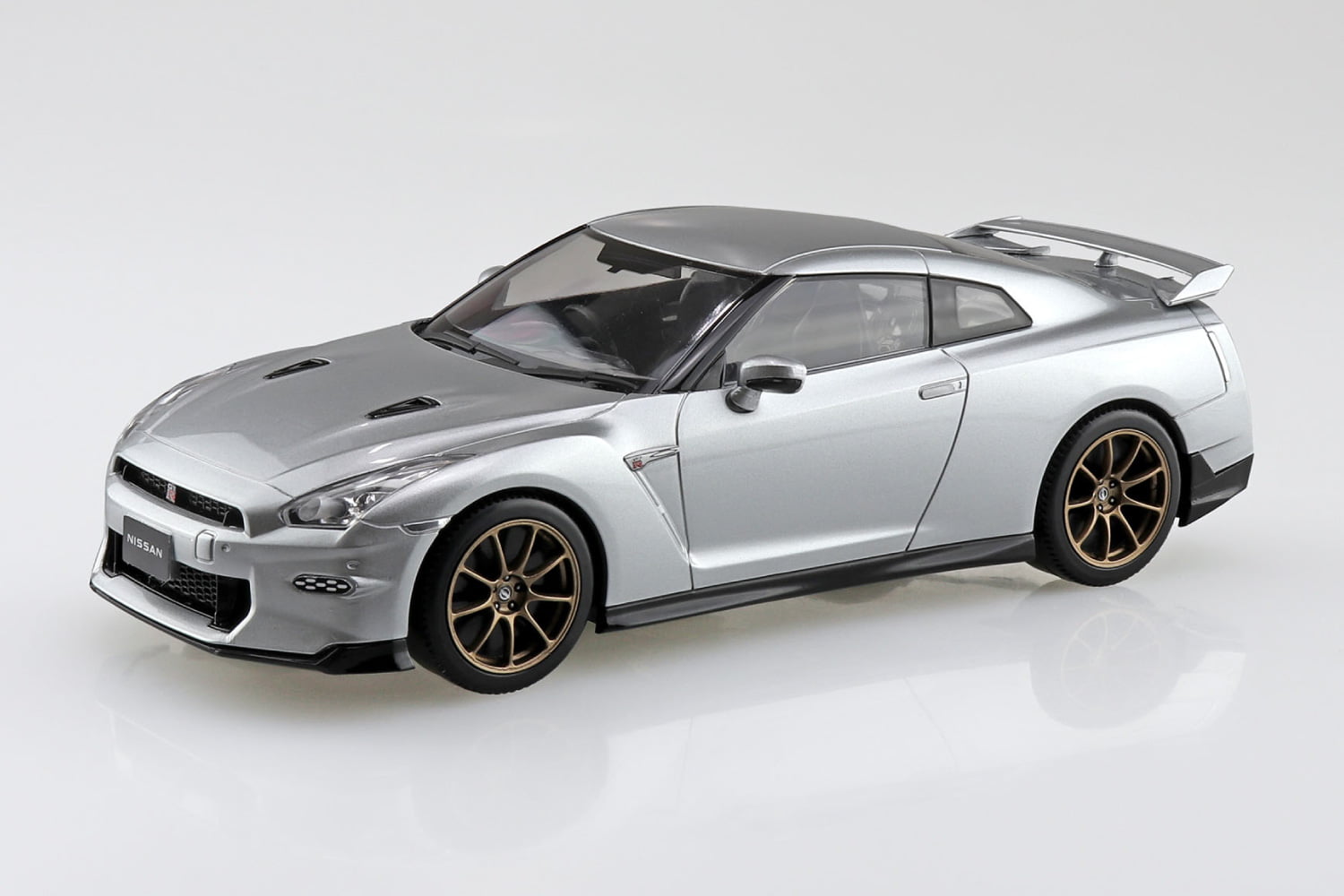 Aoshima 03-UM Nissan R35 GT-R 2024 (Ultimate Metal Silver) Snap Kit 1/32 Model Kit