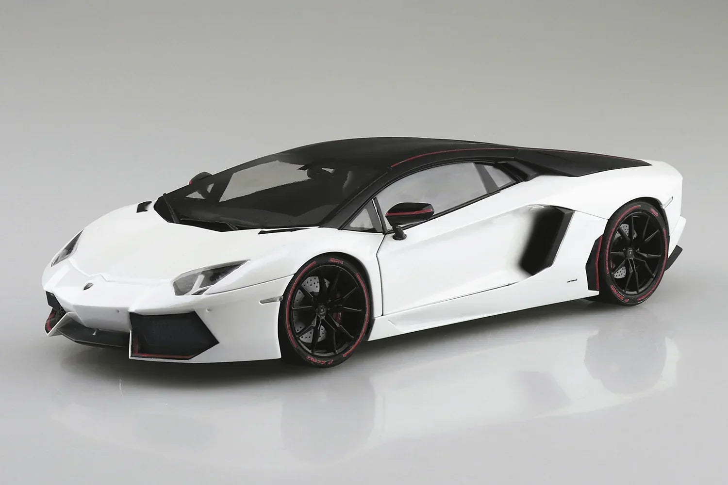 Aoshima 06121 2015 Lamborghini Aventador Pirelli Edition 1/24 Model Kit - A-Z Toy Hobby