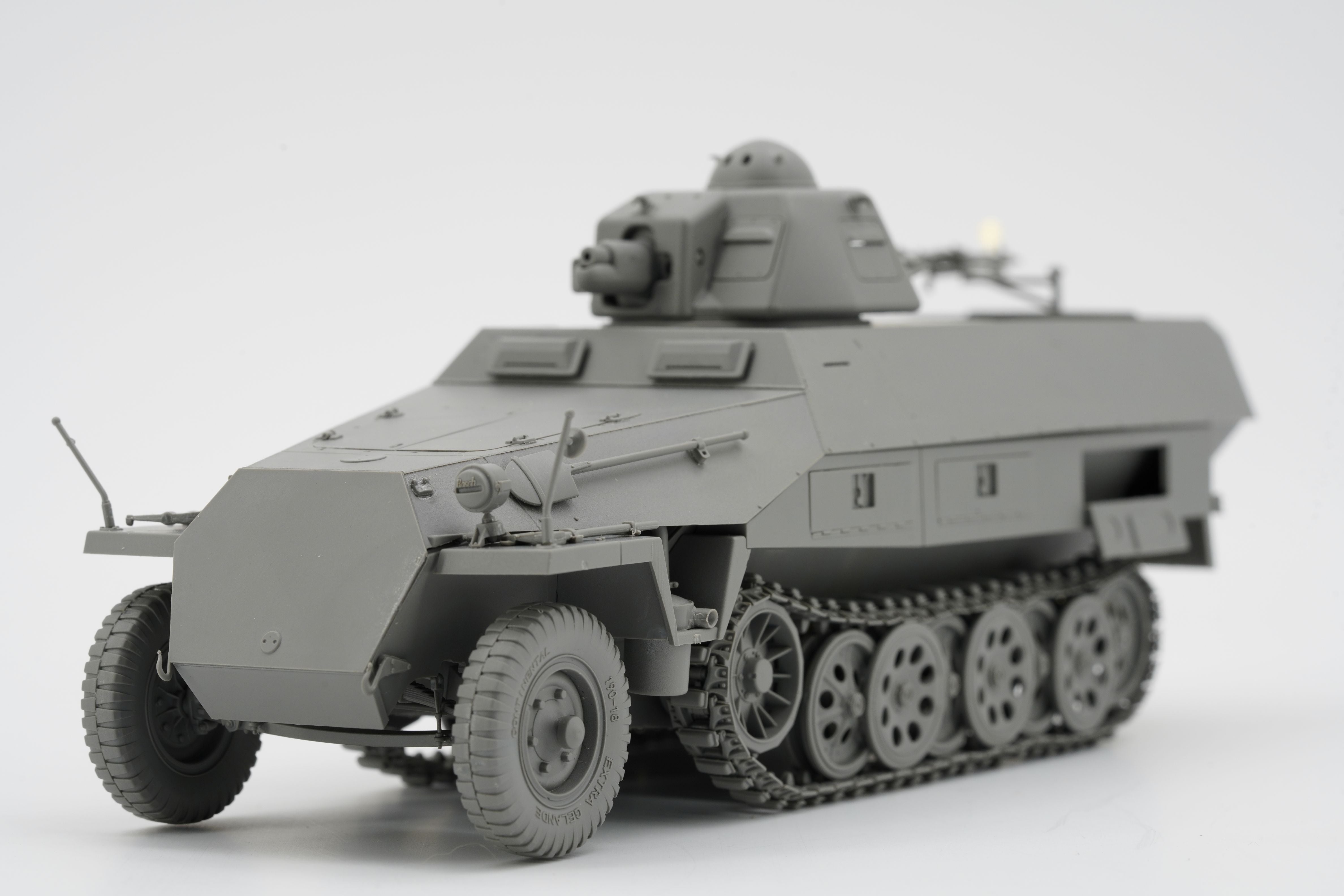 Border Model BT042 Sd.Kfz.251 Ausf.D with R35 Turret 1/35 Model Kit - A-Z Toy Hobby