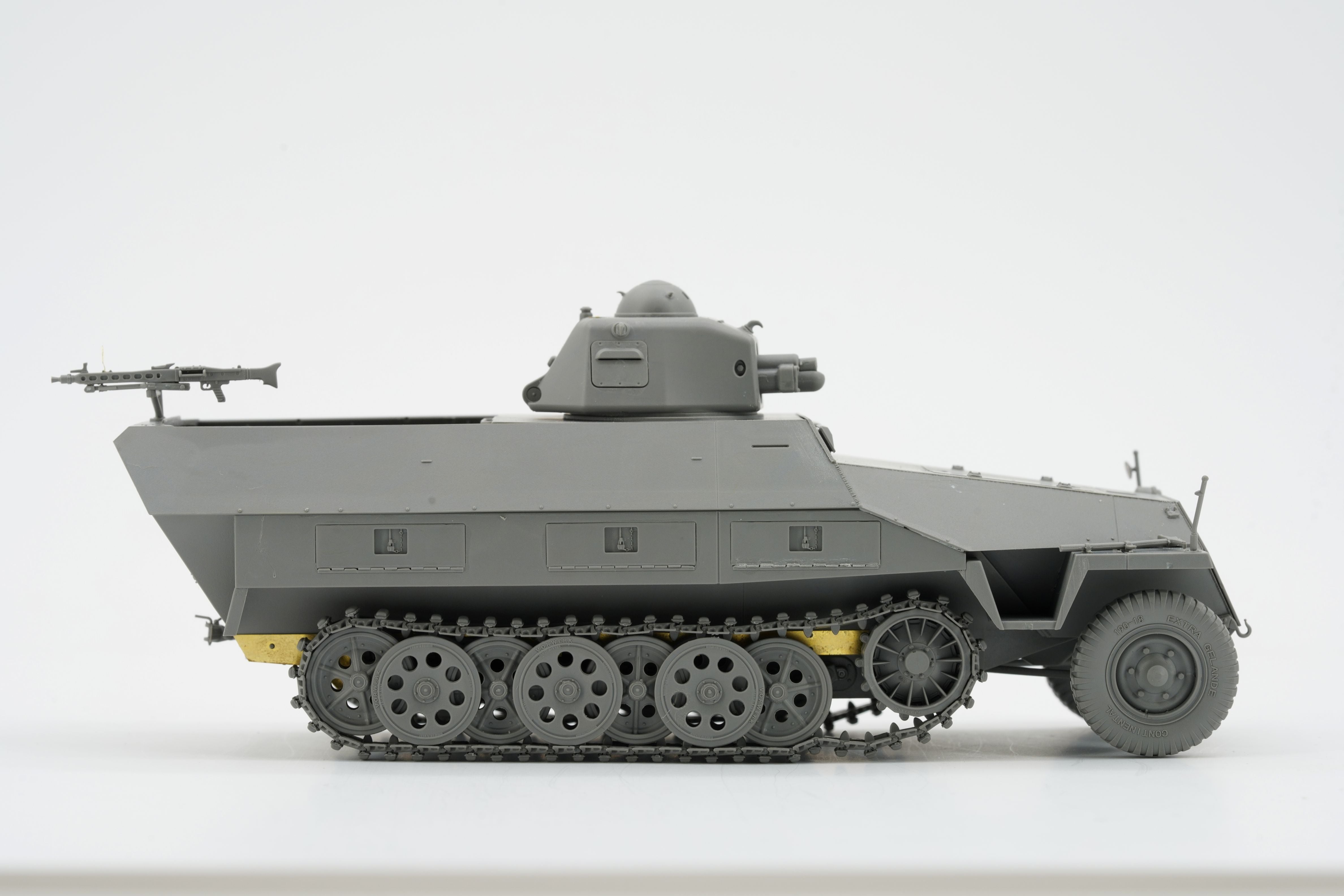 Border Model BT042 Sd.Kfz.251 Ausf.D with R35 Turret 1/35 Model Kit - A-Z Toy Hobby