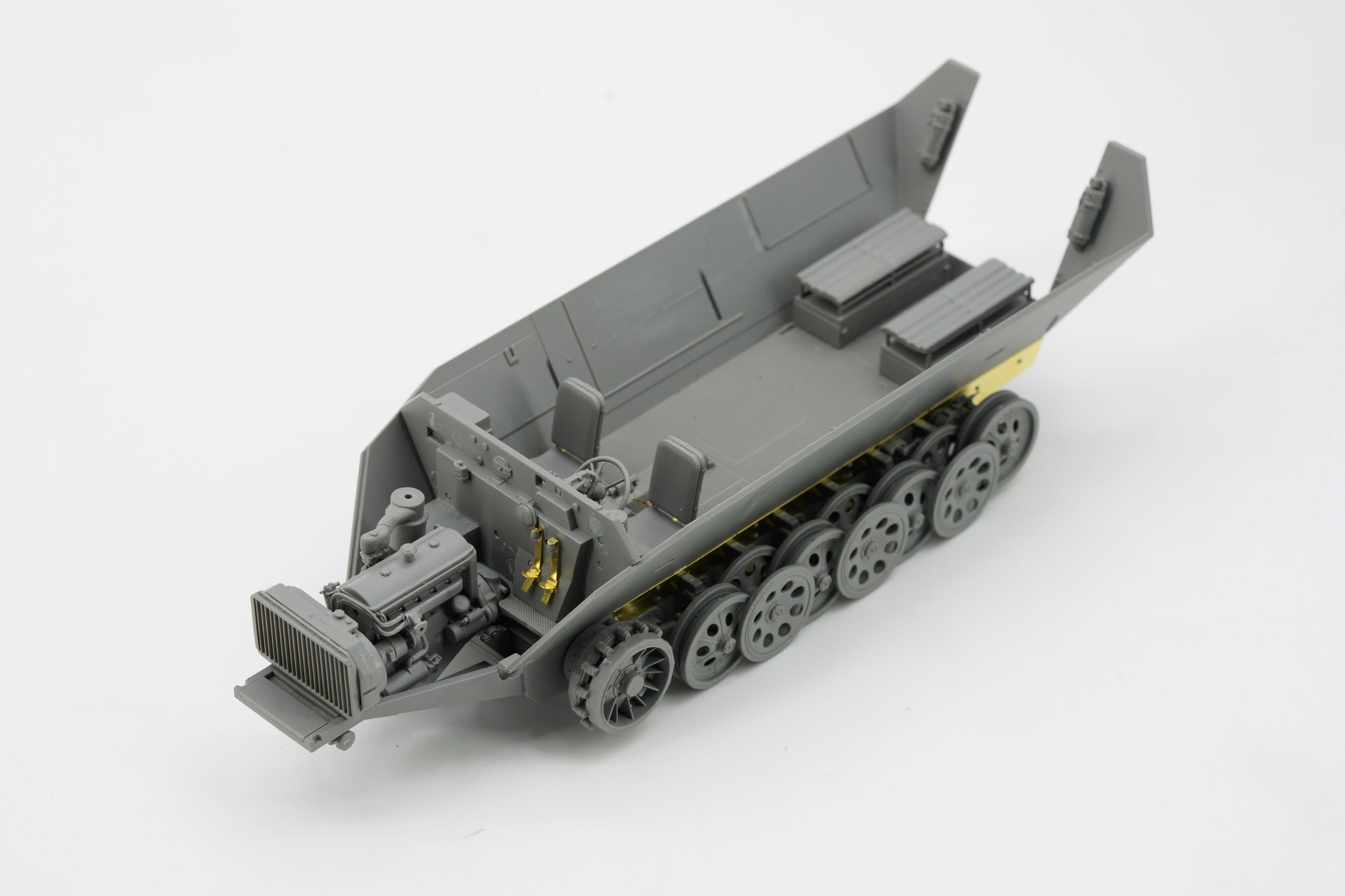 Border Model BT042 Sd.Kfz.251 Ausf.D with R35 Turret 1/35 Model Kit - A-Z Toy Hobby