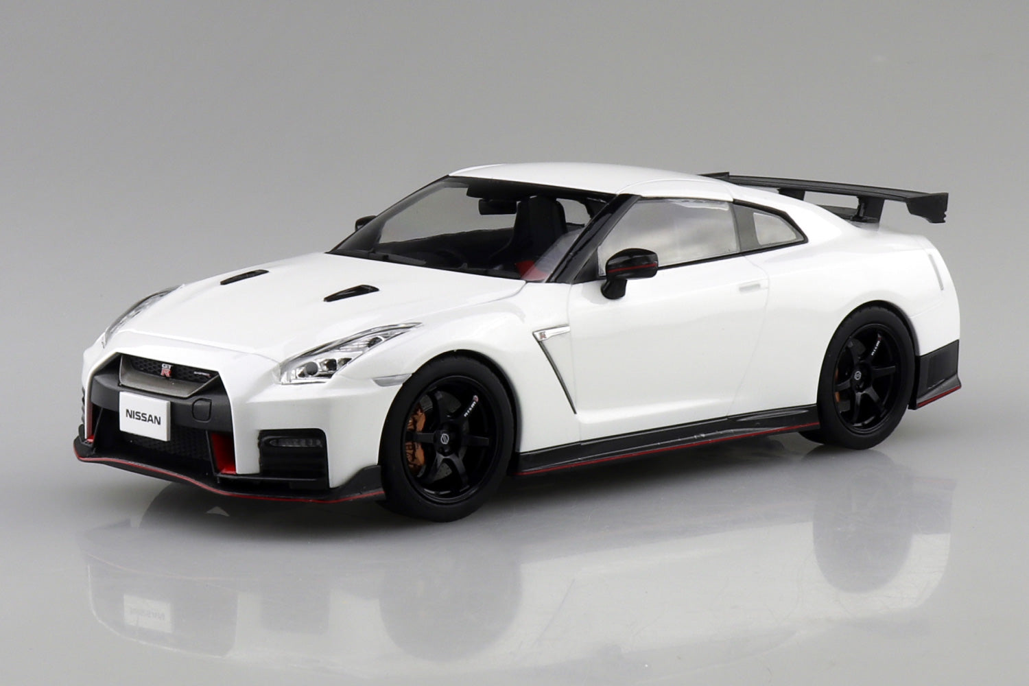 Aoshima Snap Kit 05-BW R35 Nissan GT-R Nismo 2017 Brilliant White Pearl 1/24 Model Kit